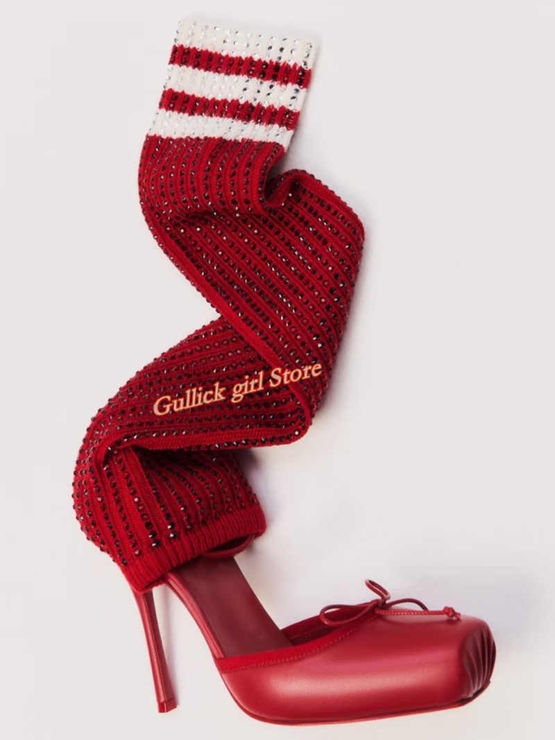Sock Boot Women - รองเท้าบูทส้นสูงทรงเหลี่ยมสีแดง ผ้าถักแบบยืดหยุ่น ดีไซน์เว้า โชว์ส้นเข็ม รุ่นรันเวย์ 2026