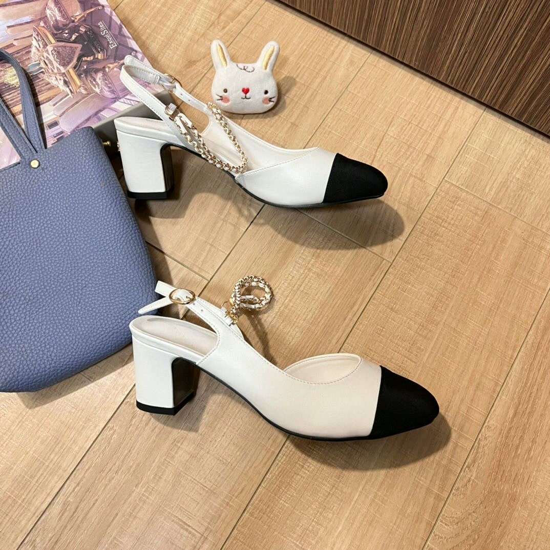 Women Shoes Black - รองเท้าส้นสูงแบบสลิงแบ็คสำหรับผู้หญิง สีทูโทน ดำ-ขาว ส้นบล็อก ตกแต่งด้วยโซ่โลหะ หัวเหลี่ยม